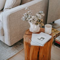 Wohnzimmer einrichten: 4 Dinge, die nichts auf dem Couchtisch zu suchen haben