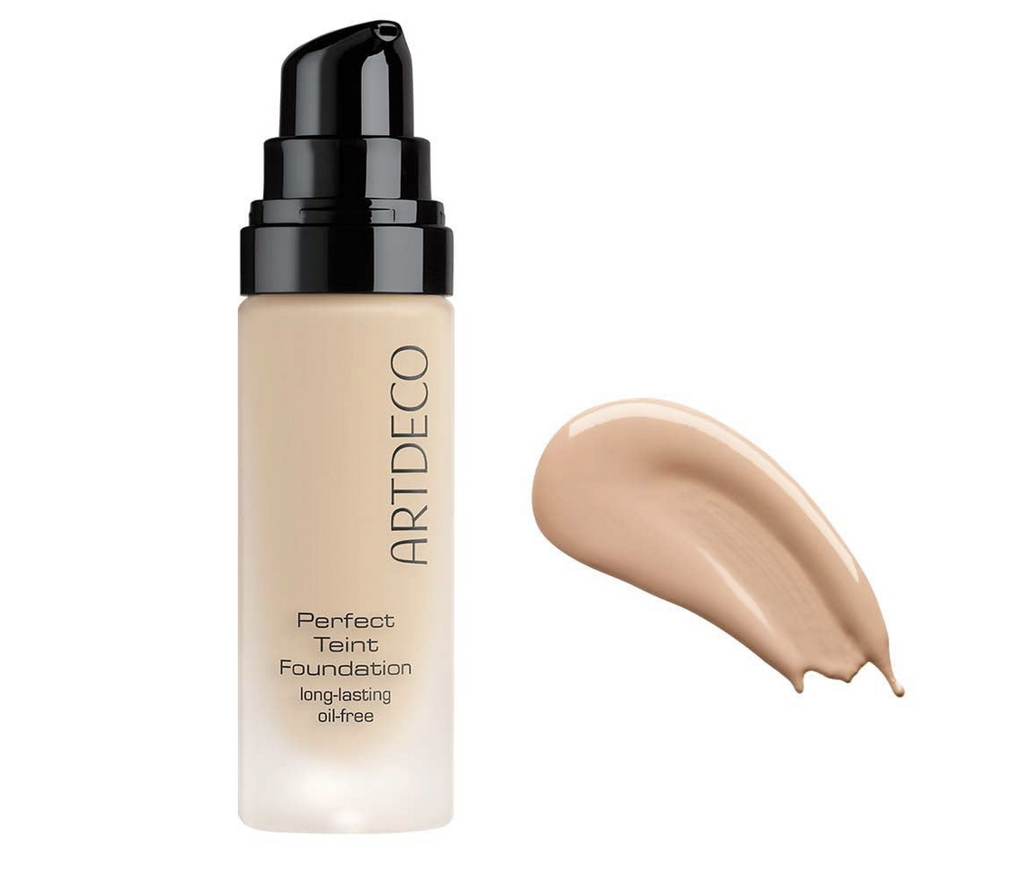 Die langanhaltende, flüssige Foundation von Artdeco ist ohne Öl und ohne Maskeneffekt. Bei Amazon gibt es ca. 20 ml für 16 Euro.