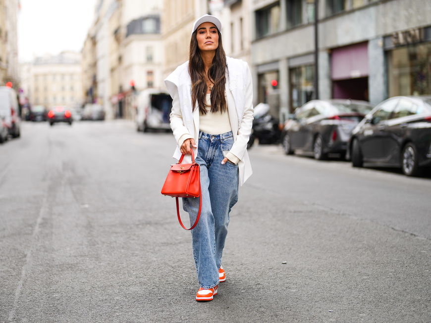 Frau mit Boyfriend Jeans