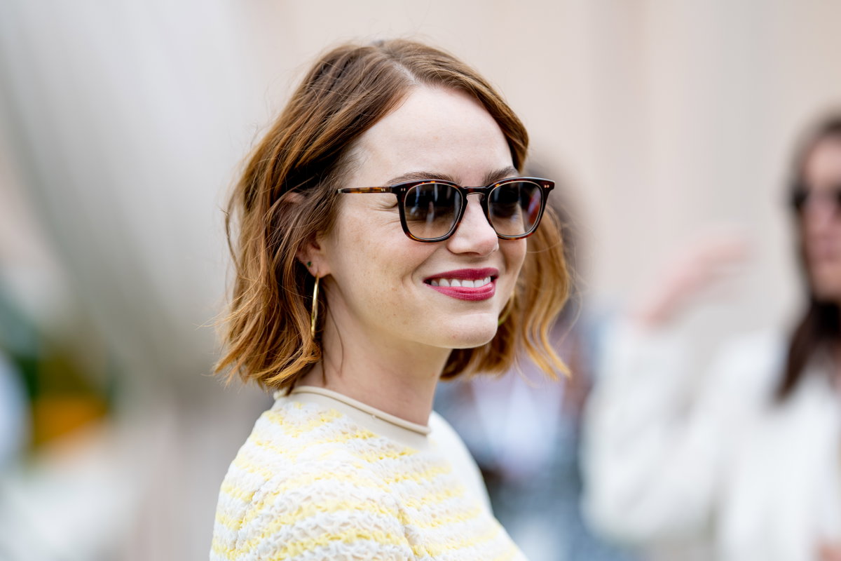 Emma Stone ist bekannt für ihre vielseitigen Frisuren und überraschte jetzt ihre Fans auf Instagram mit einem hellblonden asymmetrischen Schnitt.