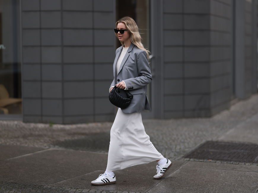 Frau im Kleid und Retro Sneaker