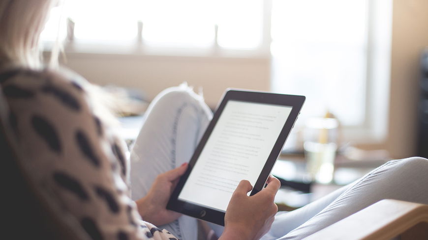 3 romantische Bücher, die es als Serie auf Netflix zu sehen gibt