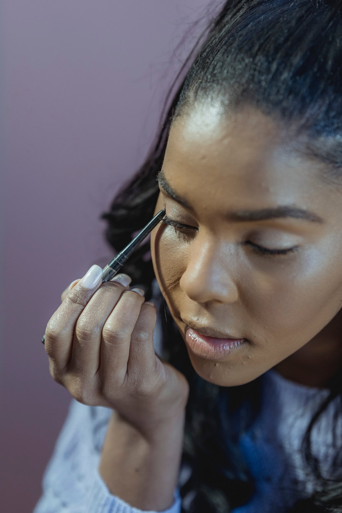 Frau trägt Eyeliner auf