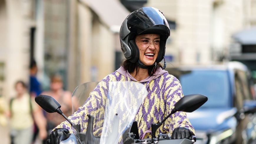 Ich fahre jeden Tag Roller – diese 3 Frisuren eignen sich dafür am besten