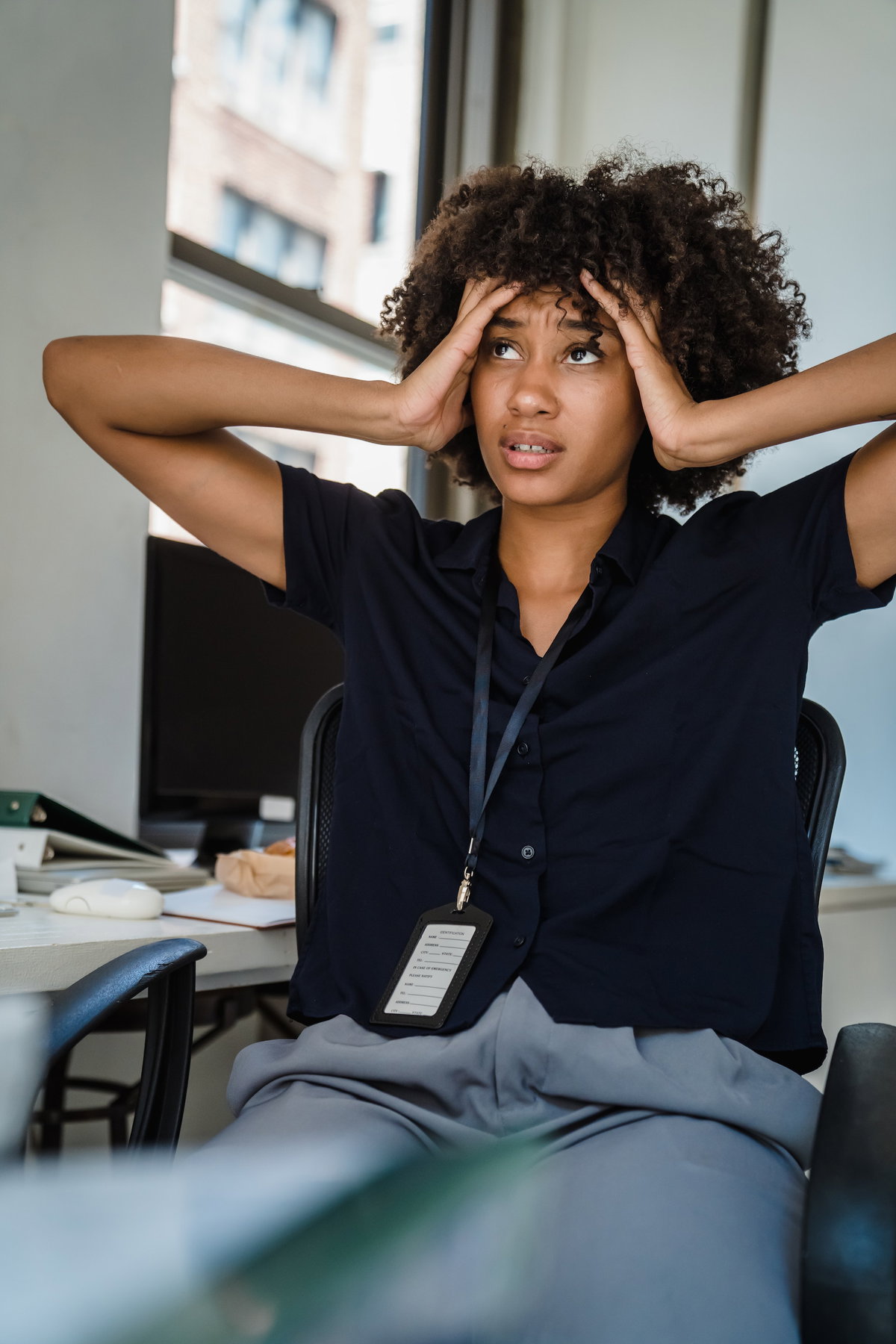 Frau hat Stress bei der Arbeit – werden die Leistungen wertgeschätzt?