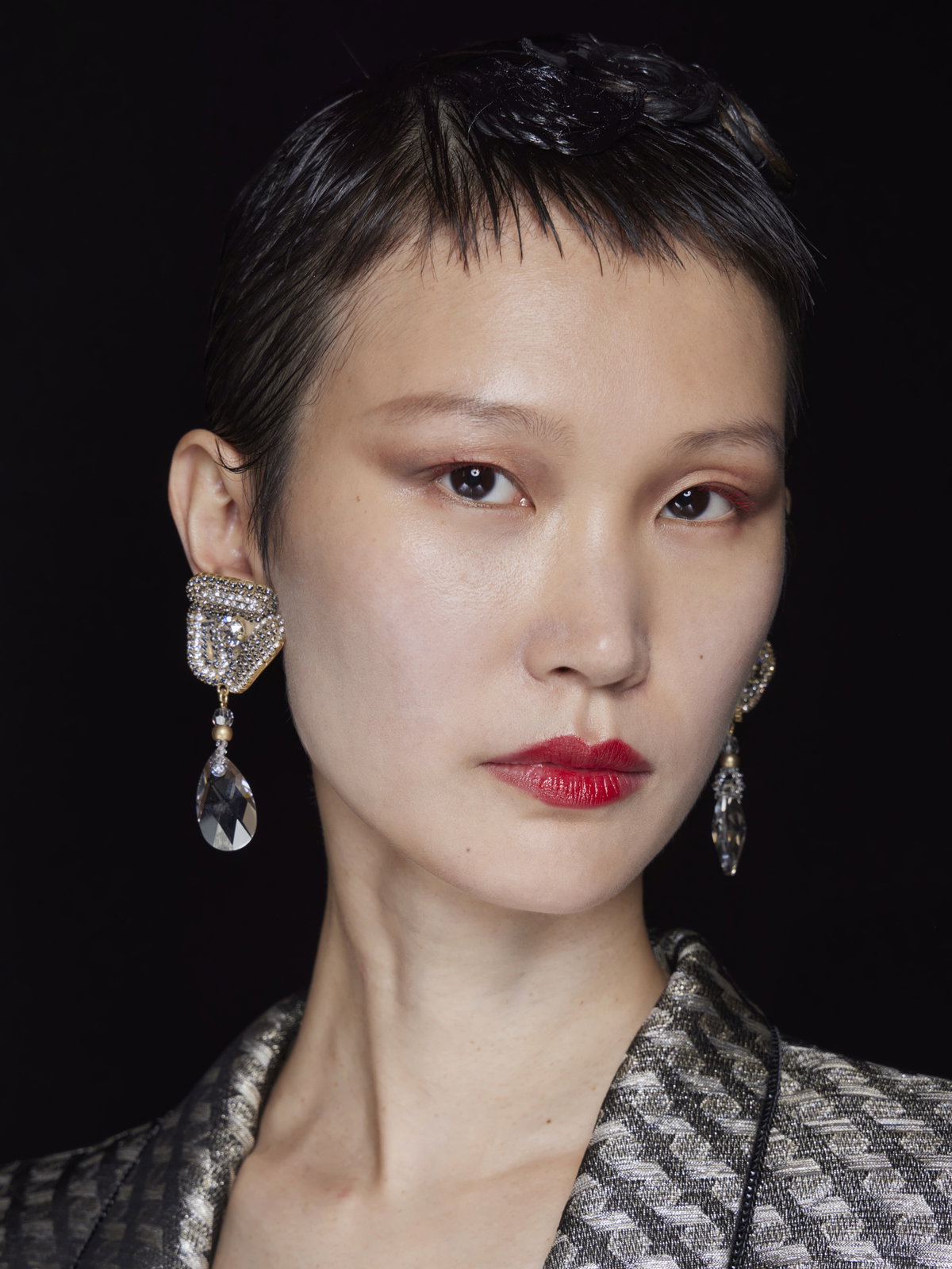 Model mit Pixie Cut Frisur