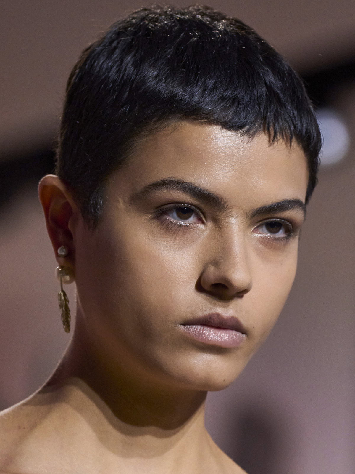Frau trägt Pixie Cut auf Fashion Show von Dior 2023