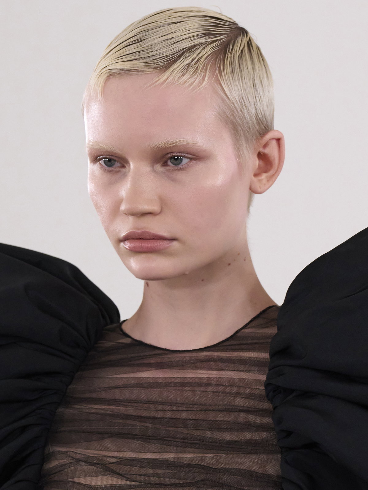 Frau trägt Side-Swept Pixie Cut