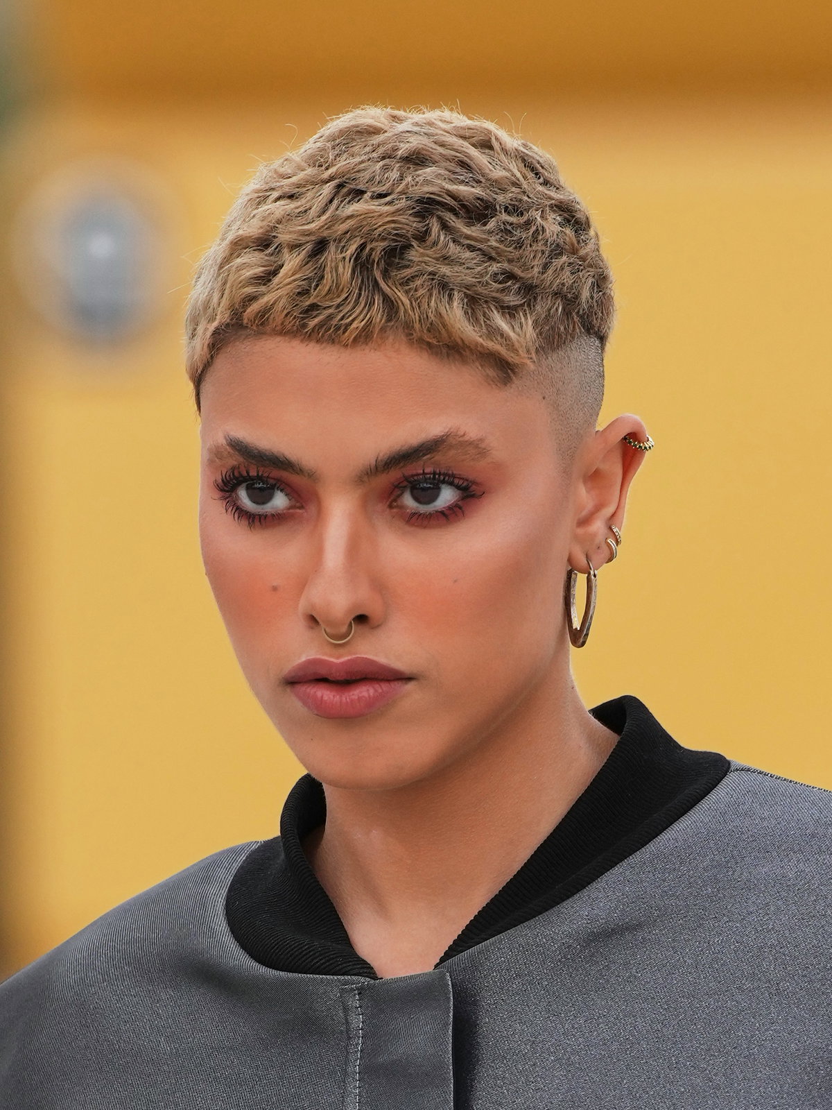 Frau trägt Undercut Pixie Cut