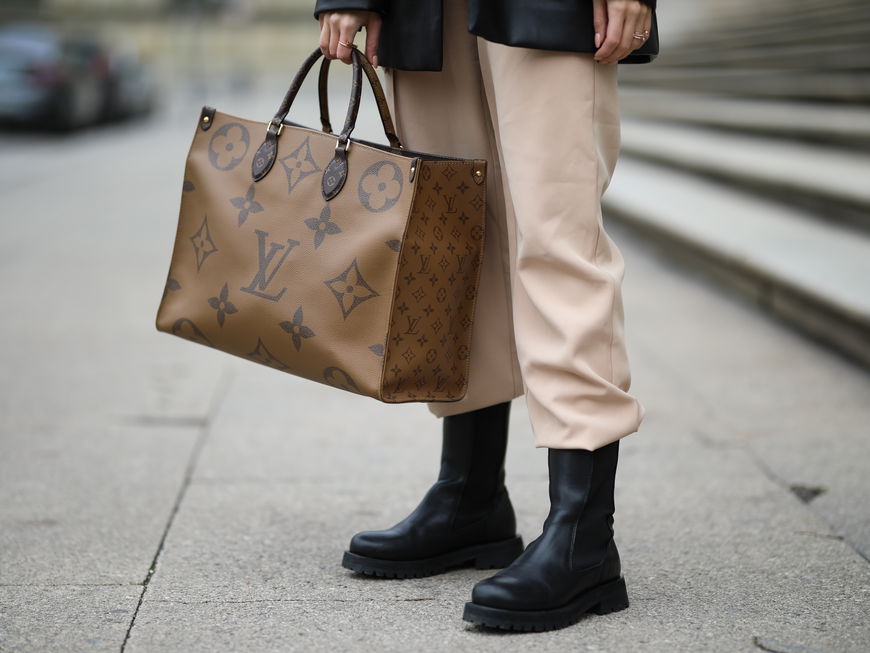 Frau trägt Louis Vuitton Tasche