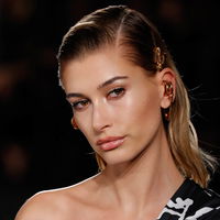 Auf diesen günstigen Lipliner aus der Drogerie schwört Hailey Bieber