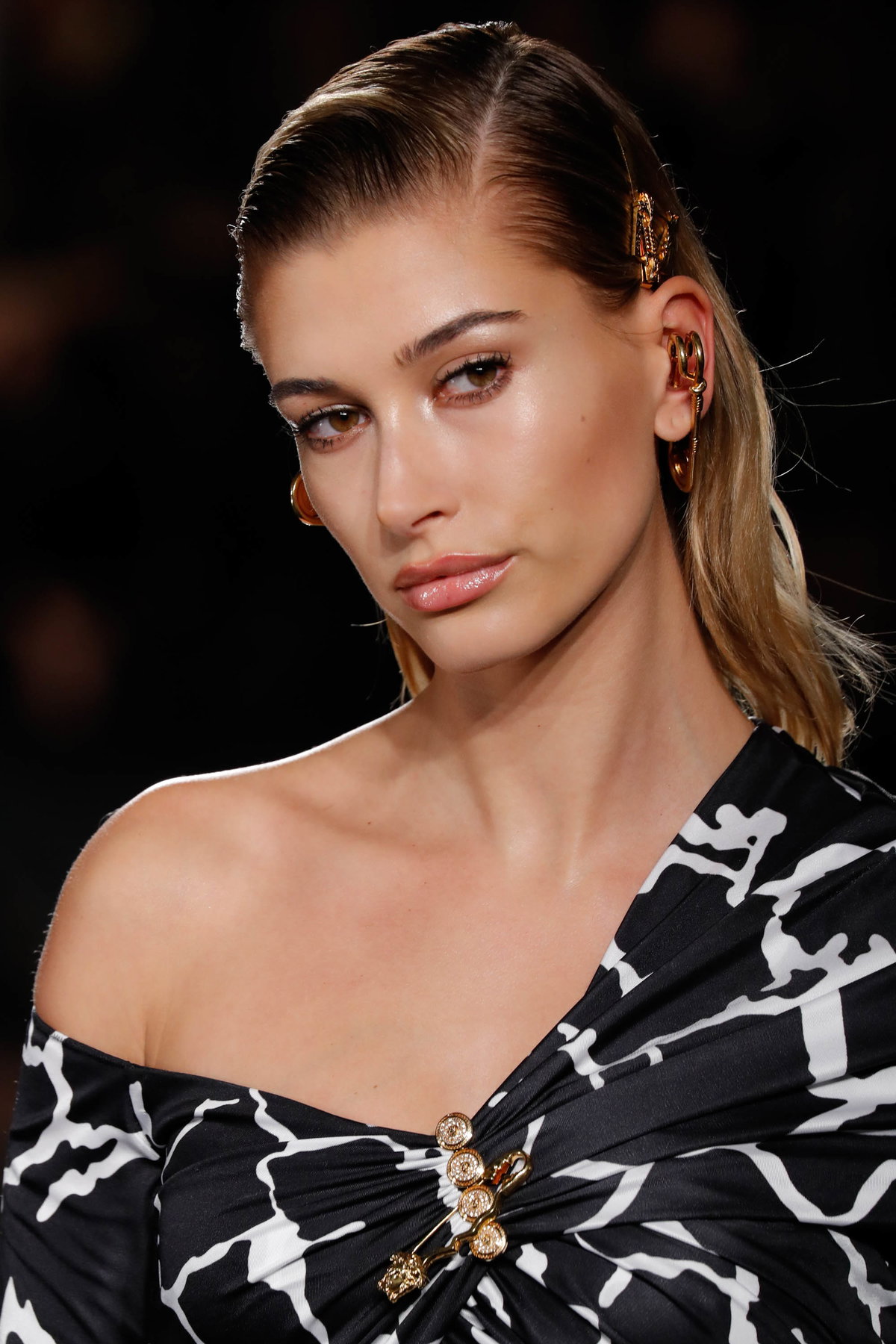 Hailey Biebers "Glazed Donut Lips" haben das Internet im Sturm erobert und werden sicherlich noch eine Weile im Trend bleiben.