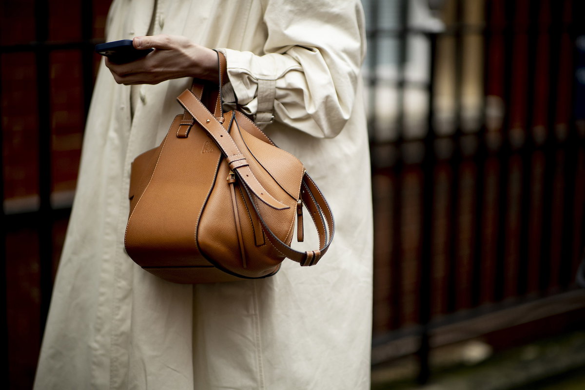 Bruane Handtasche mit einem Trenchcoat gestylt