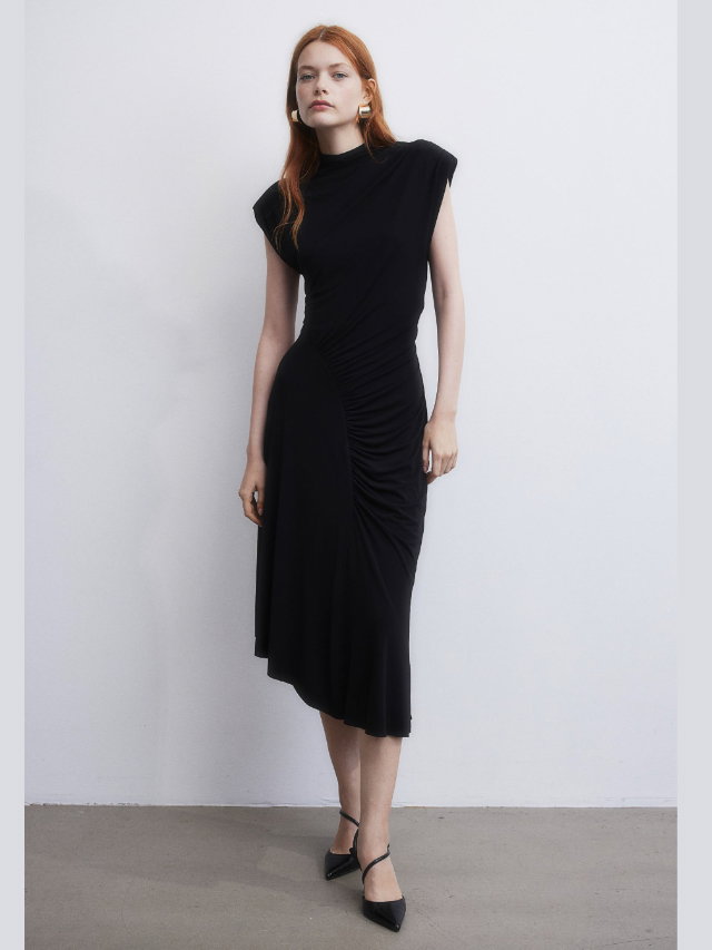 Schwarzes Kleid mit betonten Schultern von H&M