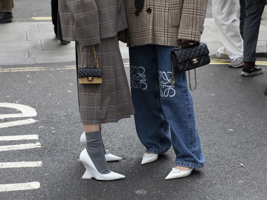 Zwei Frauen in Looks mit kariertem Muster