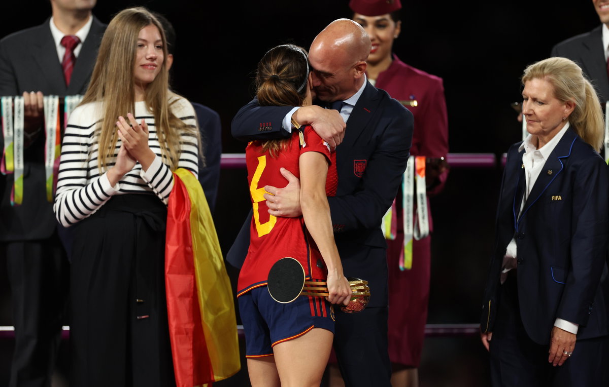 Luis Rubiales küsst Nationalspielerin