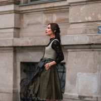 Dirndl mit schwarzer Bluse: So gelingt dir ein stilvoller Look