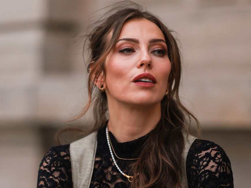 Masha Sedgwick trägt dunkelgrünes Dirndl und schwarze Spitzenbluse und offene Haare mit Wellen Oktoberfest Make-up