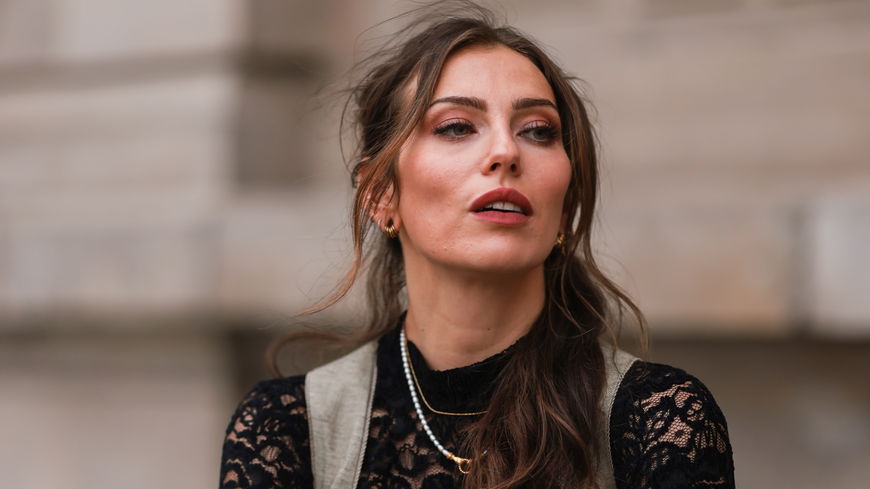 Masha Sedgwick trägt dunkelgrünes Dirndl und schwarze Spitzenbluse und offene Haare mit Wellen Oktoberfest Make-up