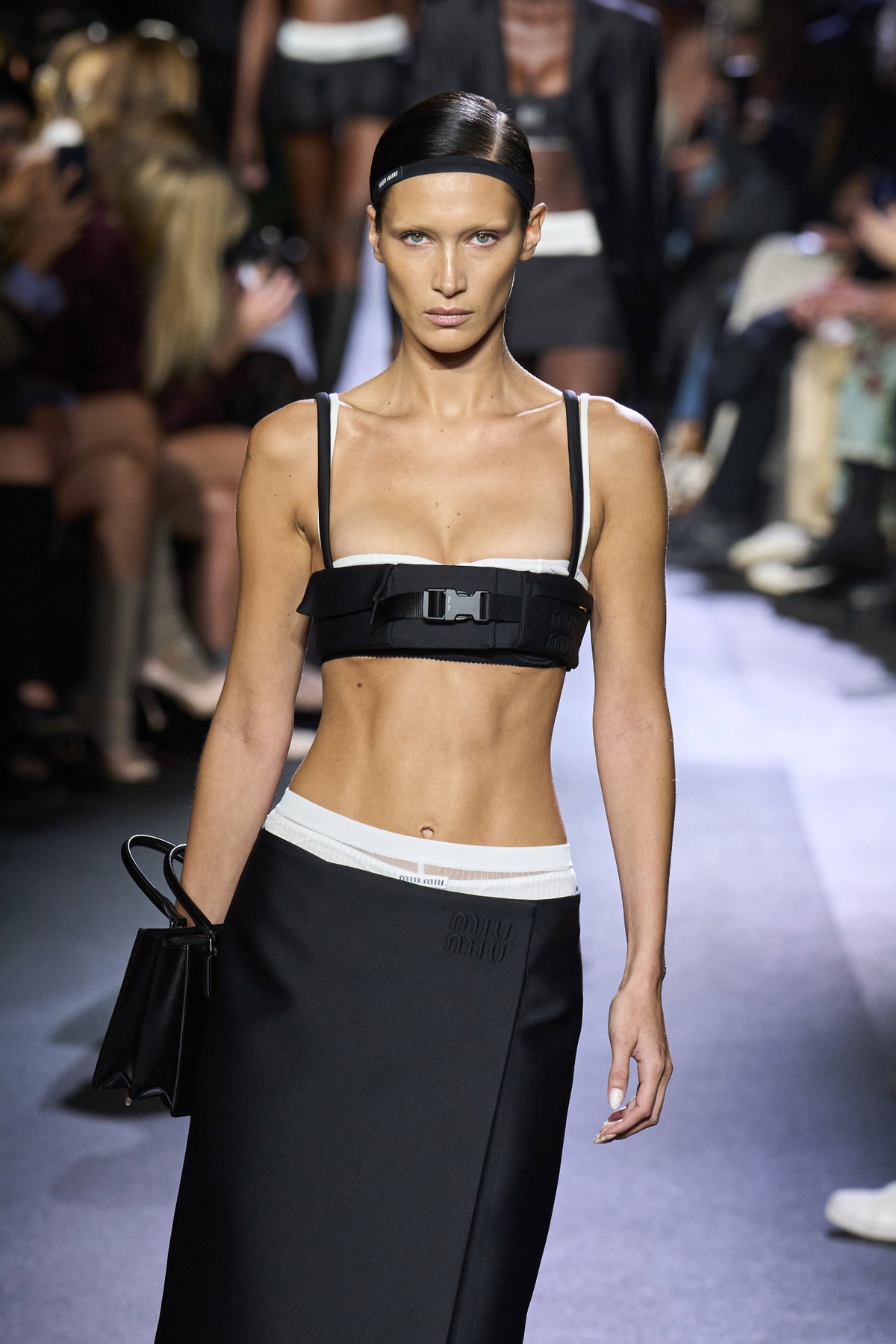 Auf dem Laufsteg bei der Miu Miu Fashionshow SS23, trug Bella Hadid bereits die It-Accessoires für den Herbst.