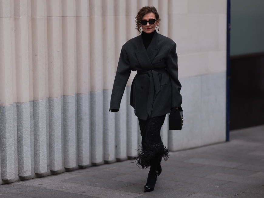 Renia Jaz im grauen Herbst-Look