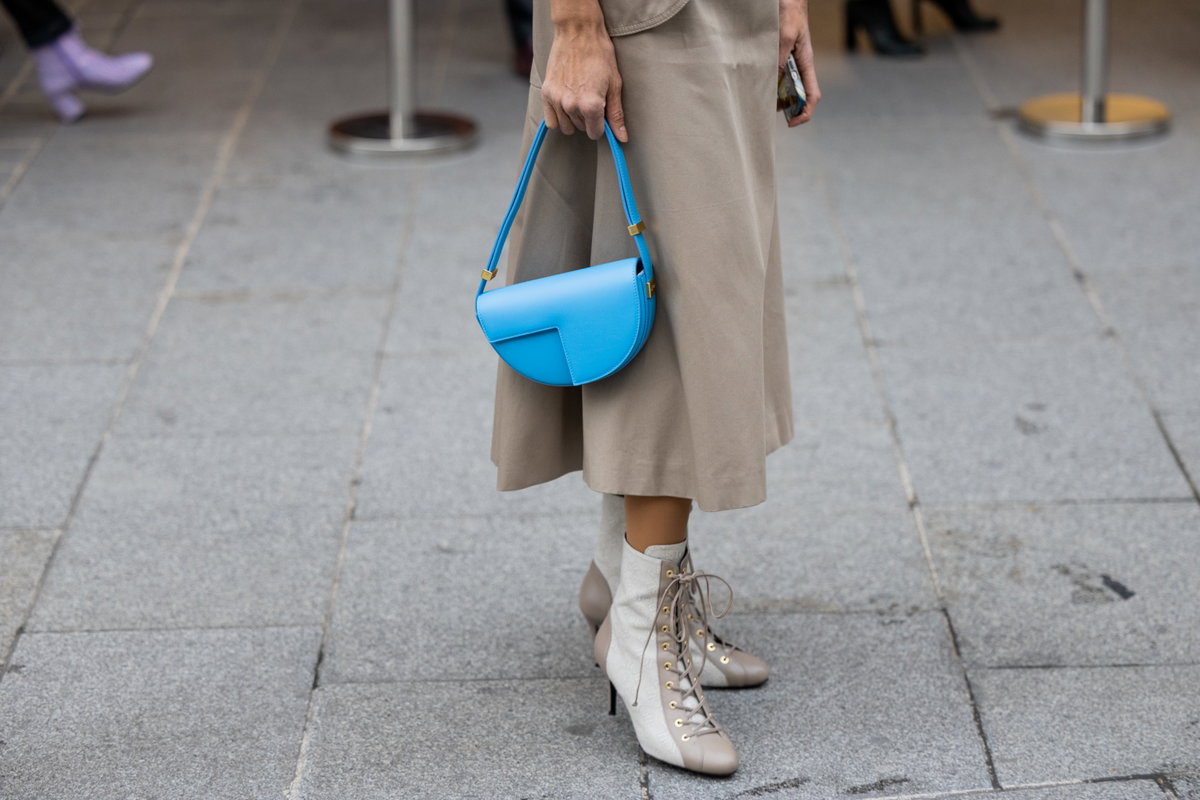 Frau trägt Stiefel in Taupe