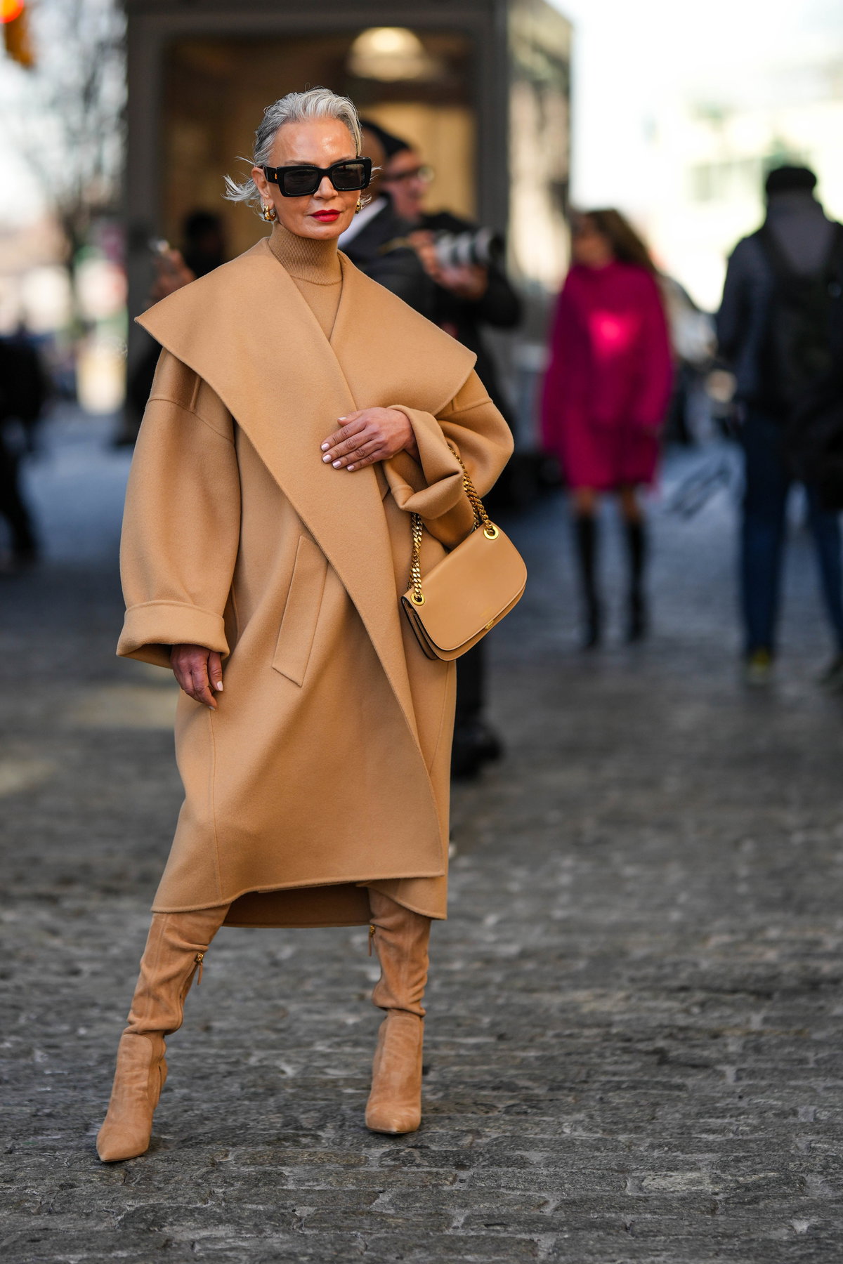 Grece Ghanem trägt beigefarbene Wildlederstiefel