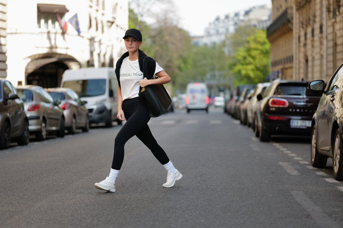 Influencerin mit weißen Sneaker