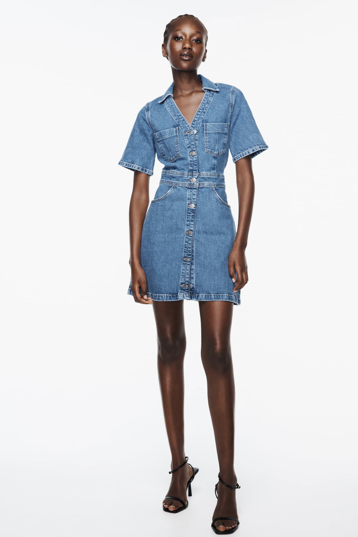 Wir lieben Denim! Und deshalb wird das Mini-Kleid von Zara für ca. 46 Euro direkt eingetütet.
