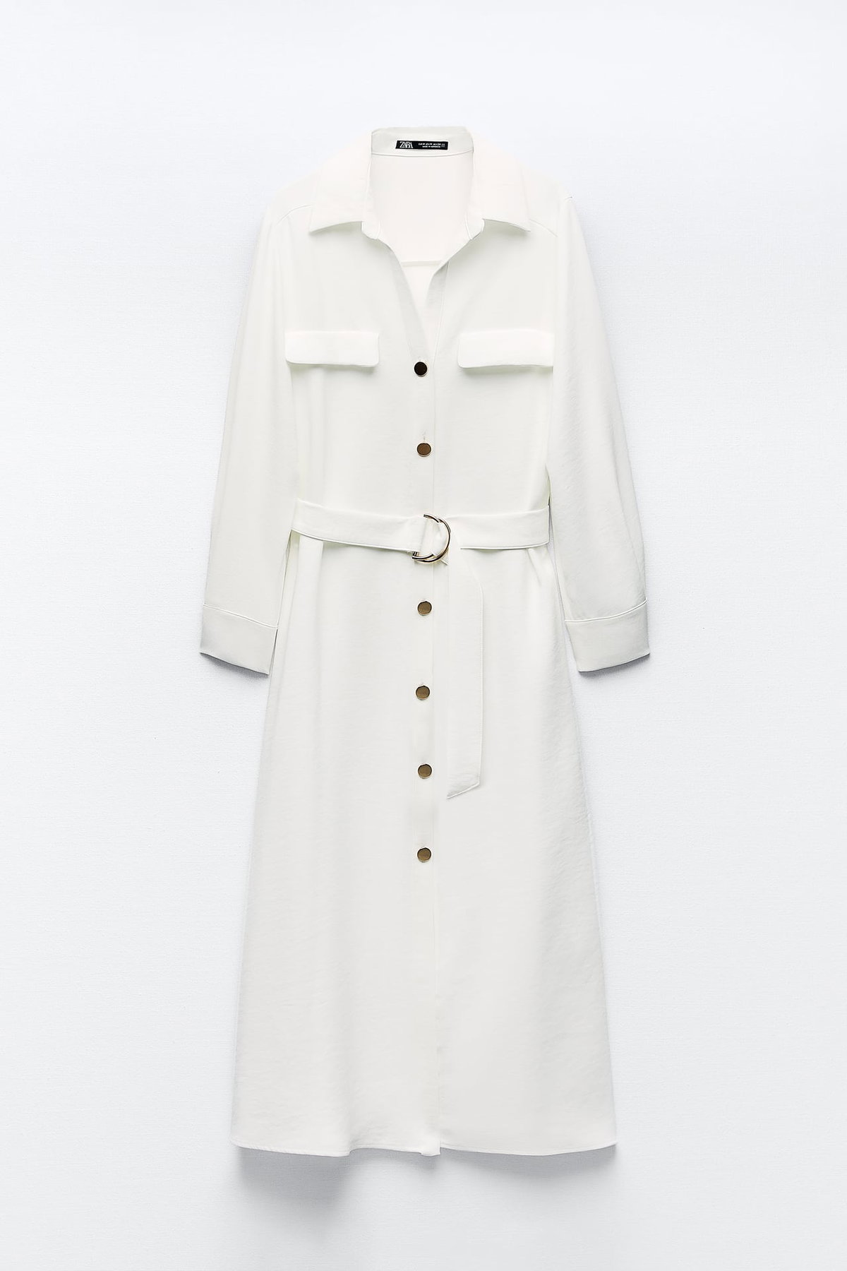 Eine elegante Option bietet das Hemdblusenkleid mit langen Ärmeln von Zara für ca. 56 Euro.