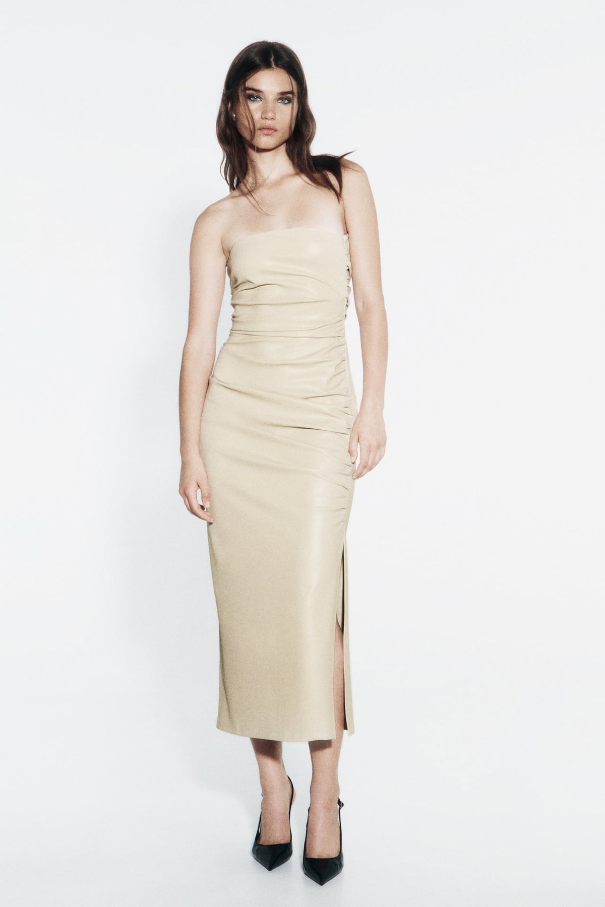 Mit diesem figurbetonten Lederkleid von Zara für ca. 40 Euro lenkst du alle Blicke auf dich.
