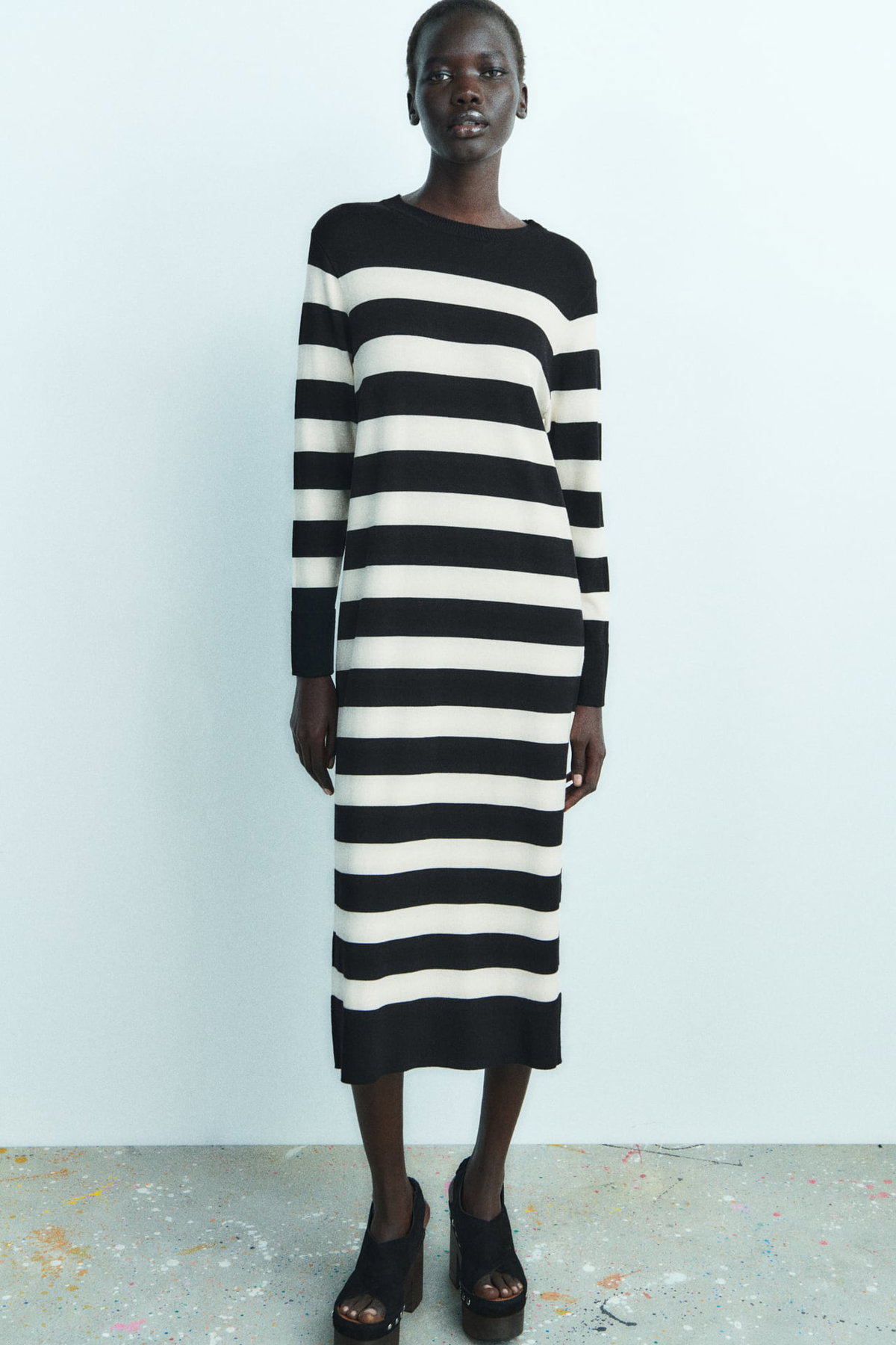 Du bekommst nicht genug von Streifen? Das perfekte Strickkleid im angesagten Print gibt es bei Zara für rund 40 Euro.