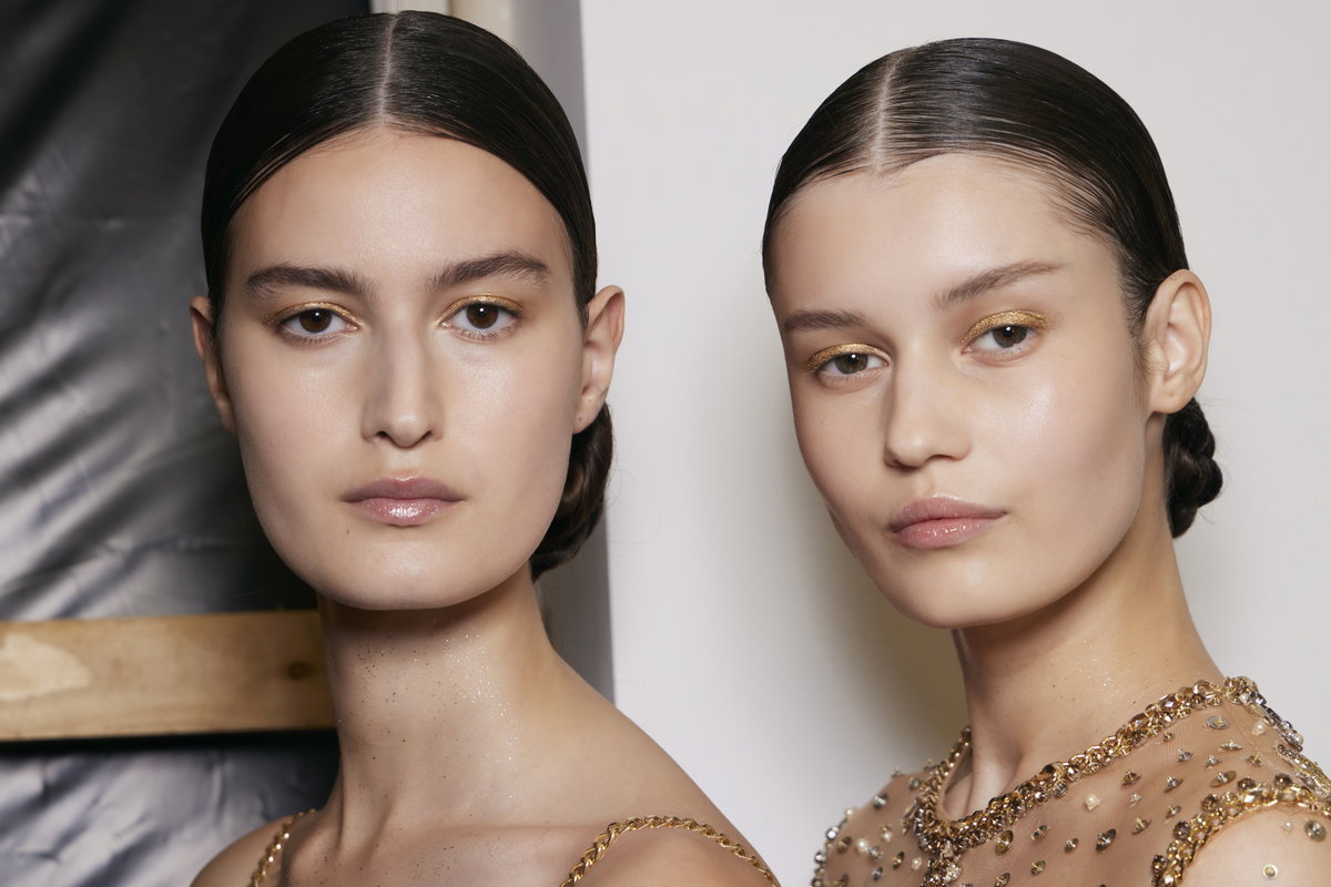 Keyelemente des Make-ups sind ein shiny Gloss und ein goldener Lidschatten.