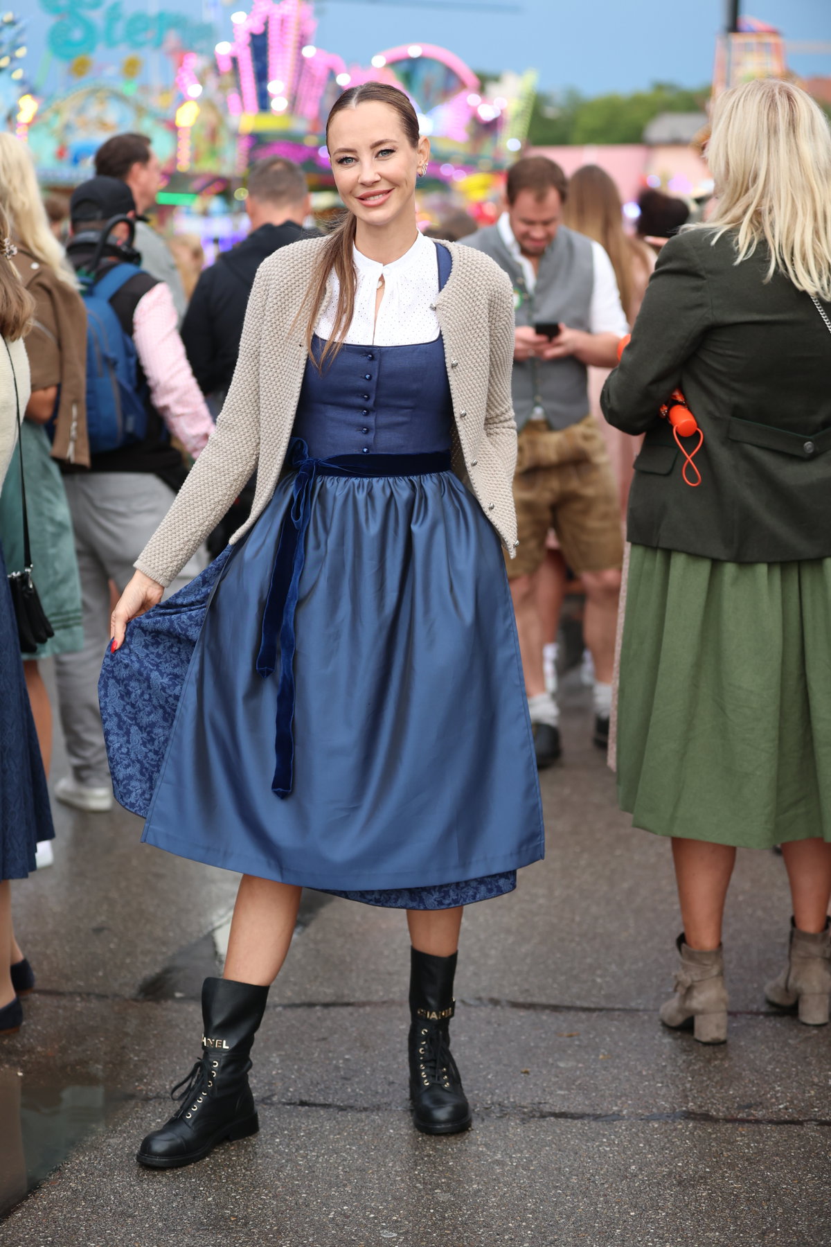Frau in Dirndl