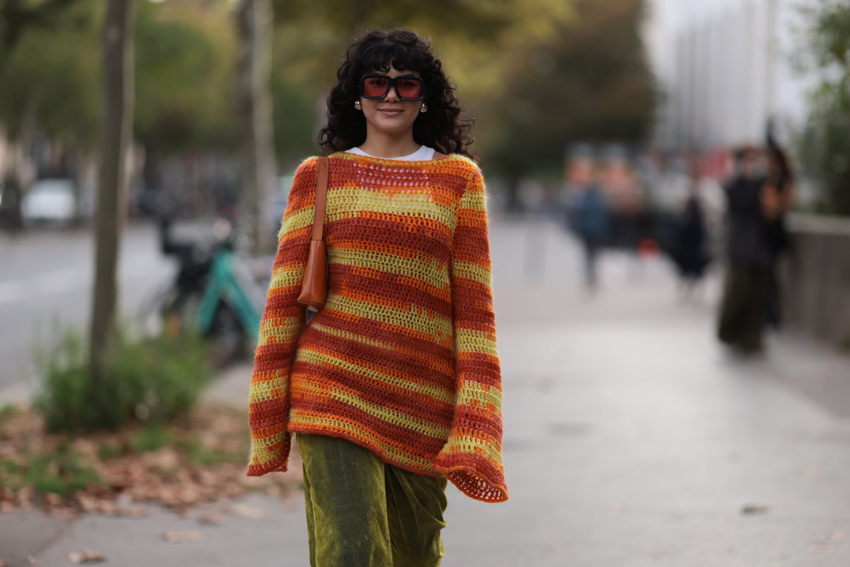 Frau mit buntem Pullover