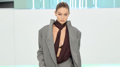 Fashion Week Mailand: Gigi Hadid begeistert im Office Look