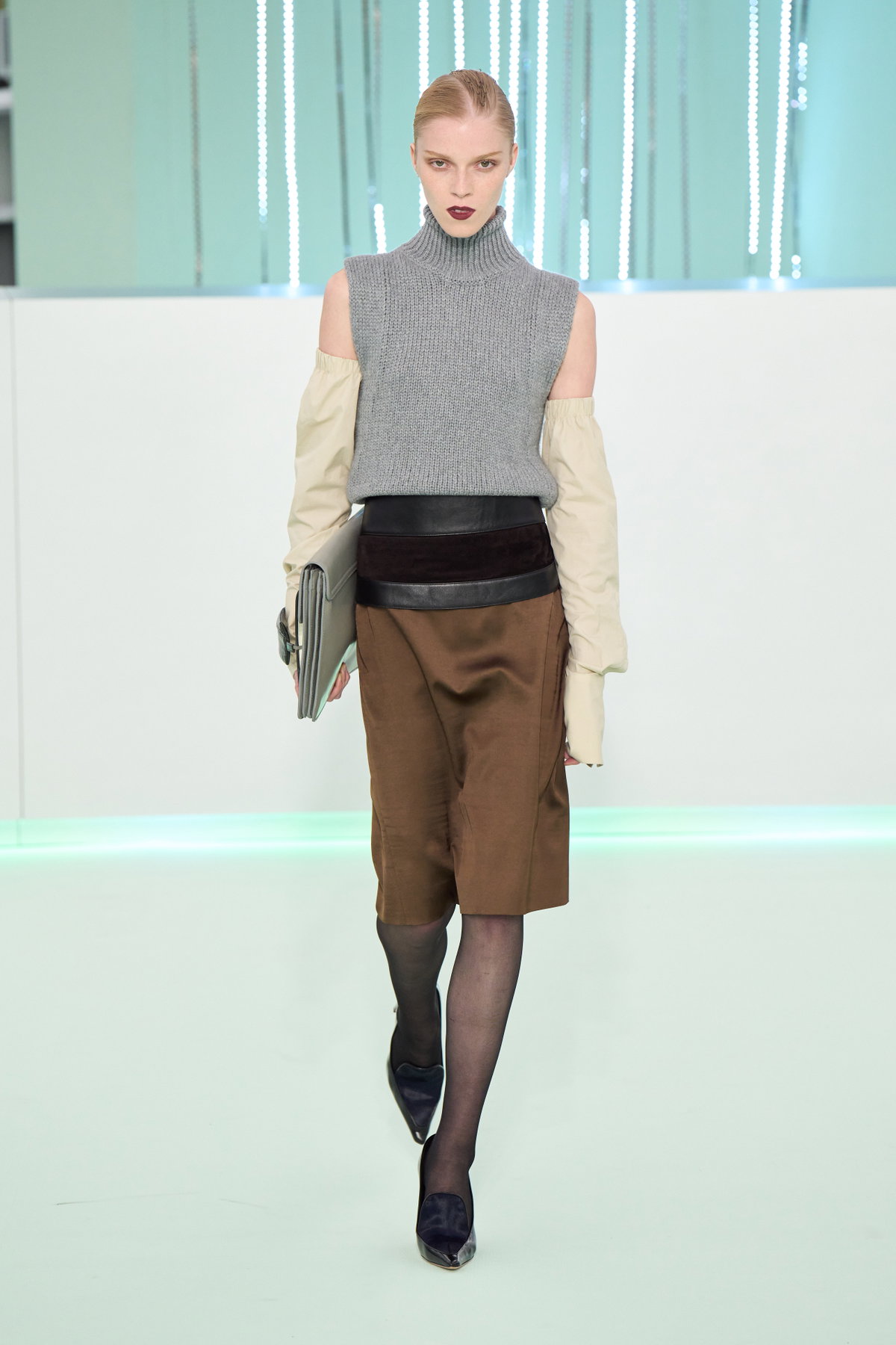 Frau trägt Office Look