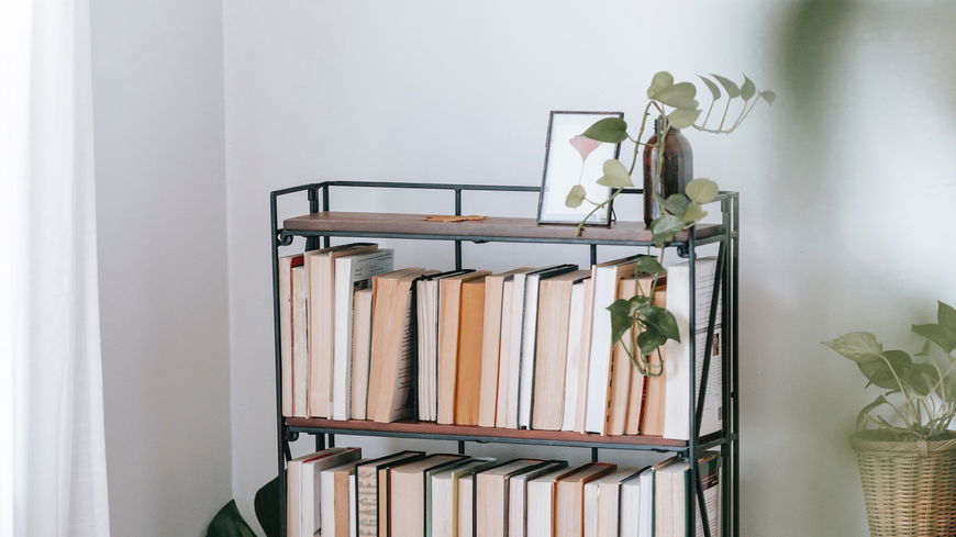 Ikea-Hack: Dieses DIY-Bücherregal ist perfekt für kleine Ecken