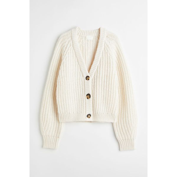 Und dieses cremefarbene Modell von H&M landet jetzt direkt für ca. 30 Euro in unserem Warenkorb.