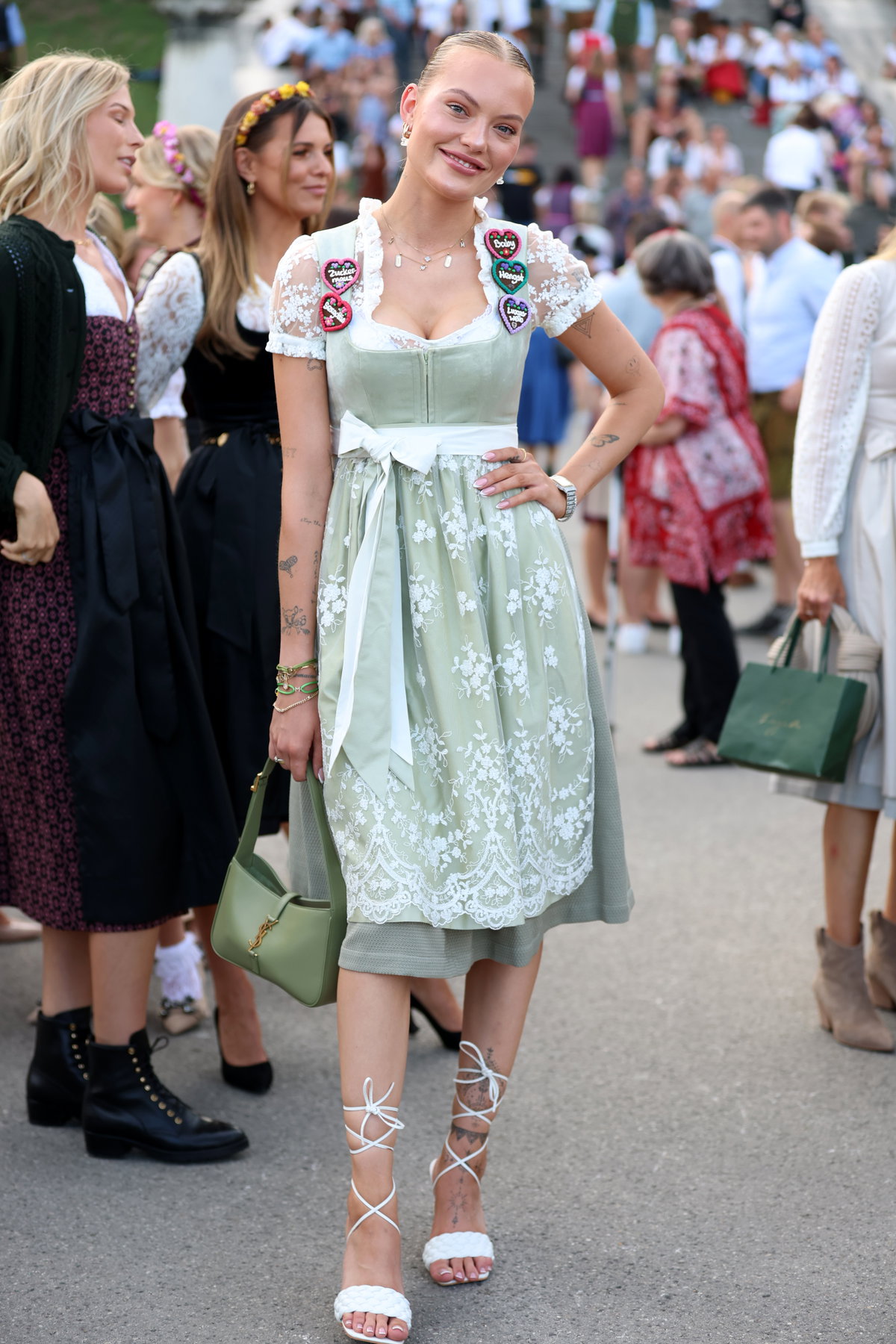 Frau in Dirndl