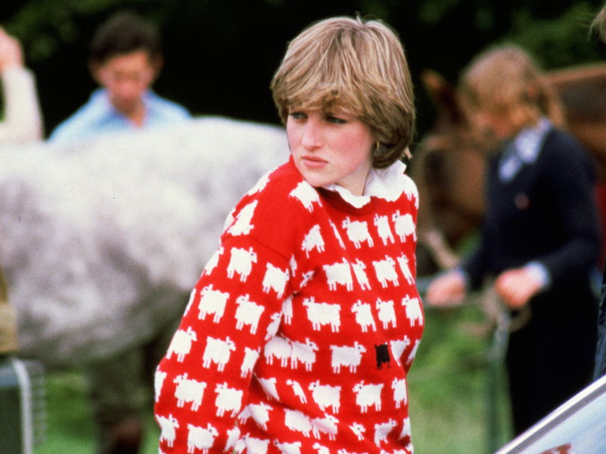 Lady Diana im roten Schäfchen-Pullover