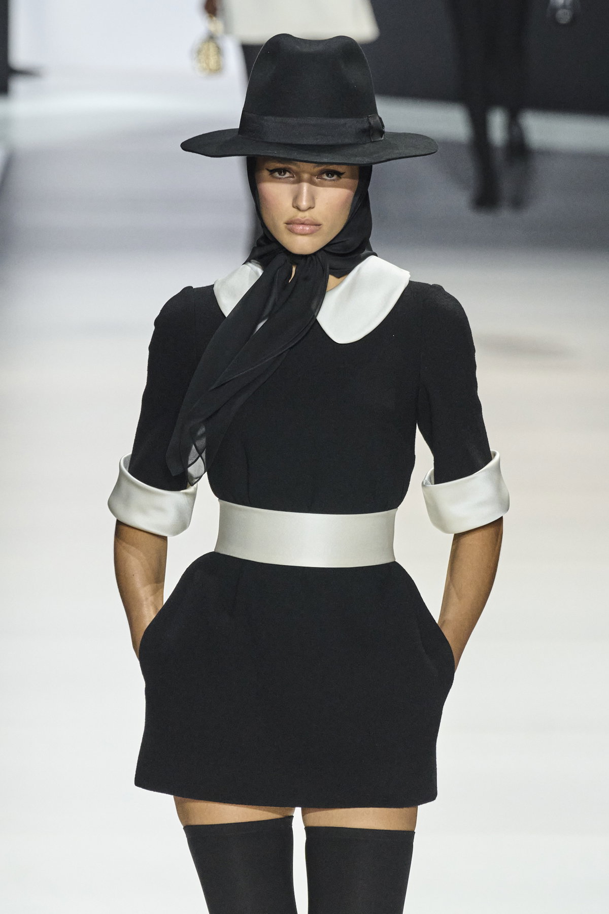 Frauen tragen Outfits in Schwarz und Weiß