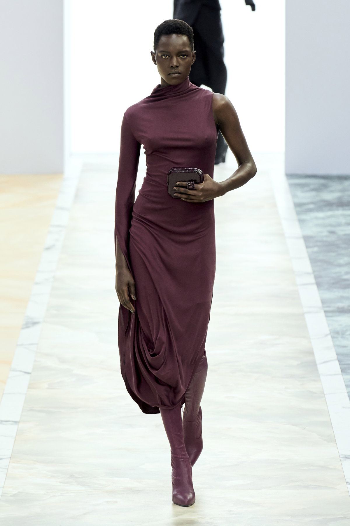 Frau in Dunkelroten Kleid
