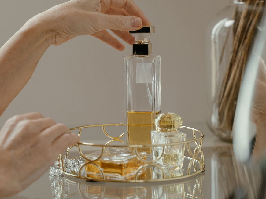 Frau greift nach Parfum