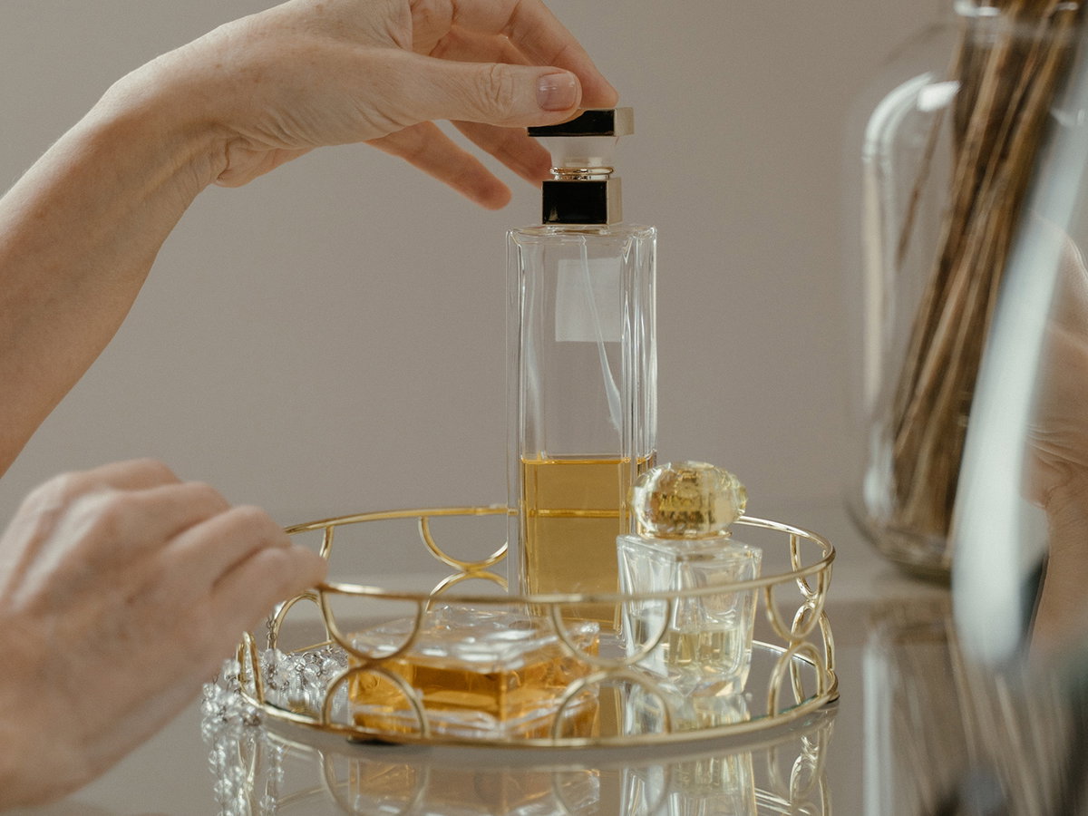 Frau greift nach Parfum