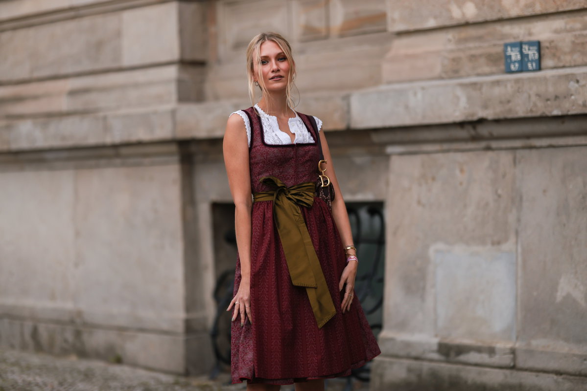 Frau im dunkelroten Dirndl