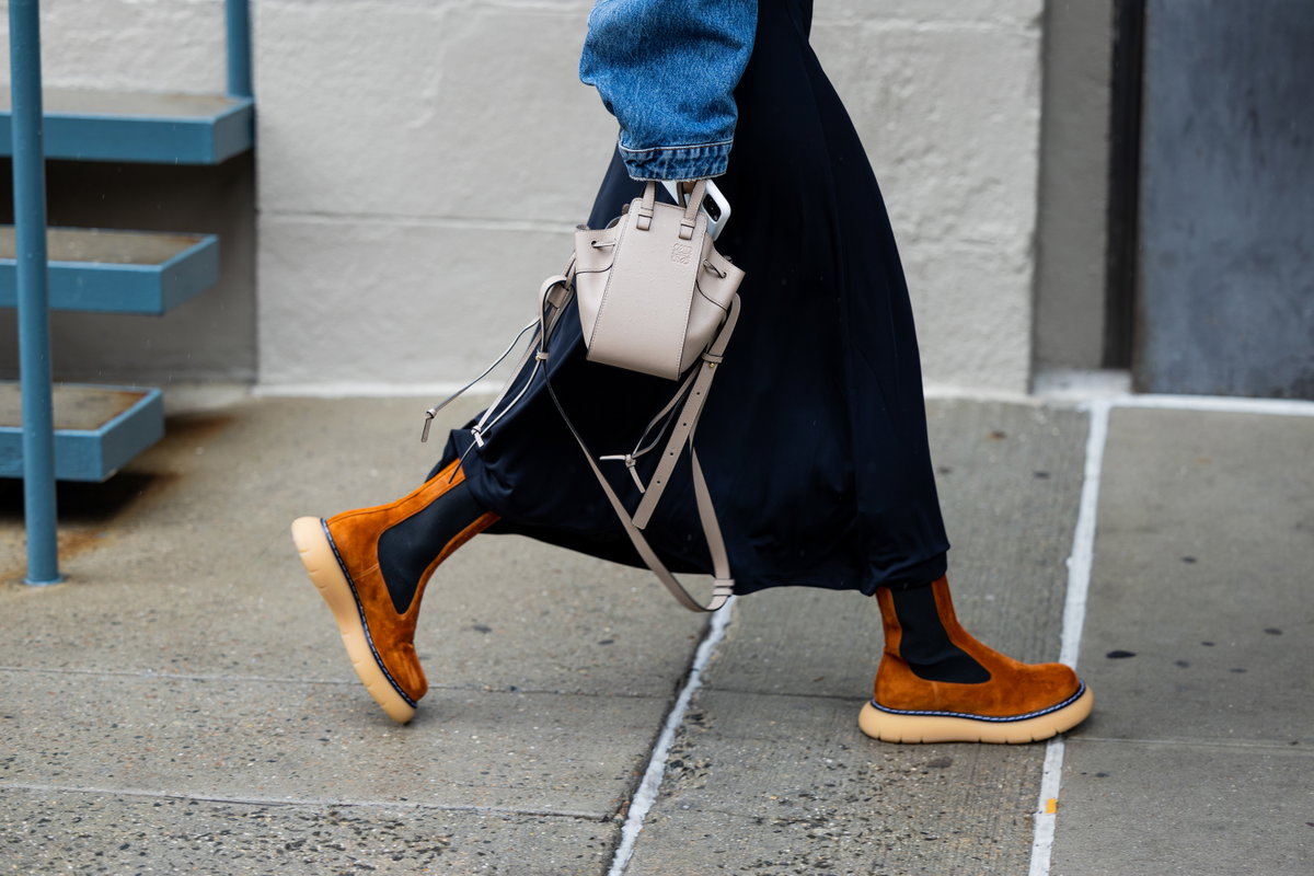 Frau trägt braune Chelsea Boots