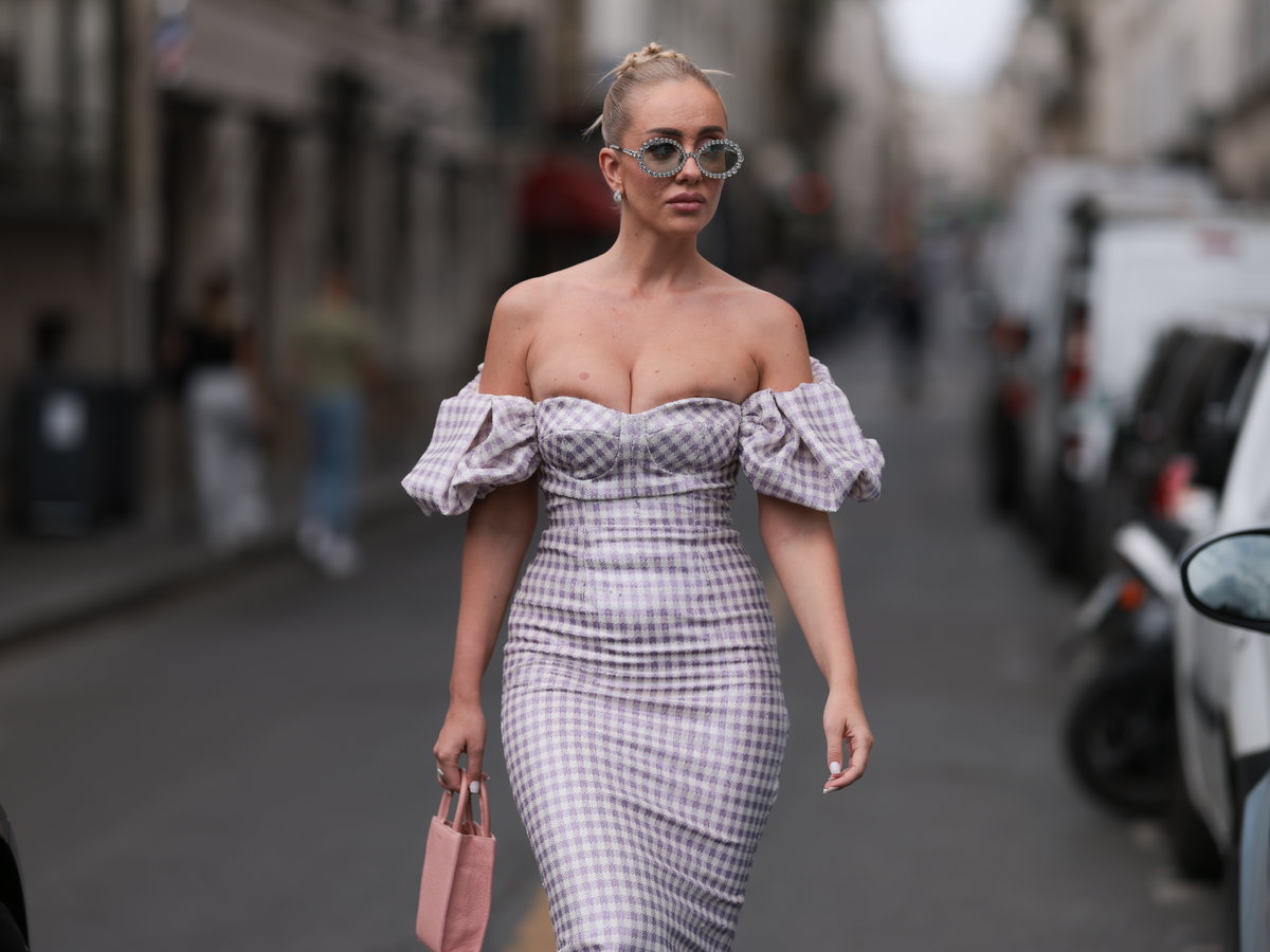 Frau in trägerlosem Kleid