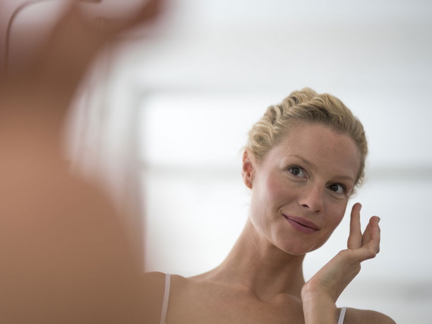 Peptide, Vitamin C und Niacinamide für straffe Haut