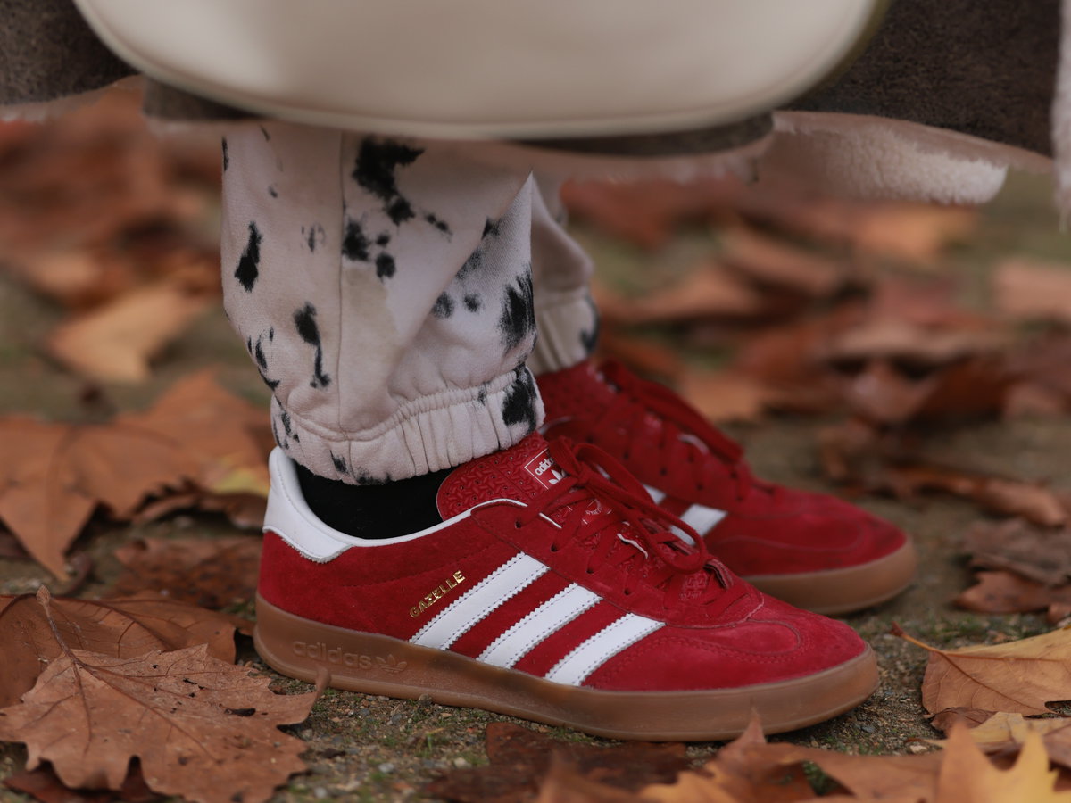 Frau trägt rote Adidas Sneaker